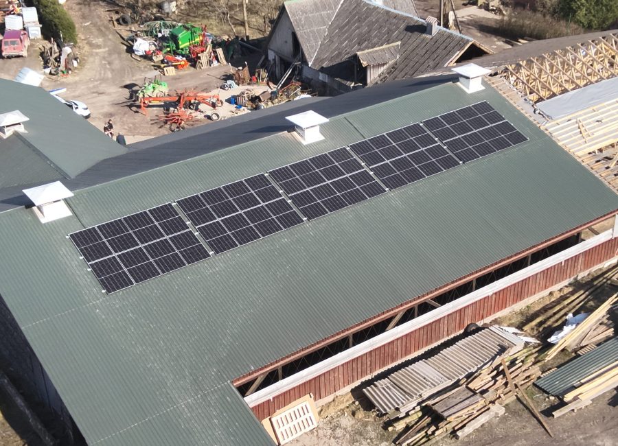 Droonifoto plekk-katusel paigaldatud päikesepaneelide süsteemist suurel hoonel