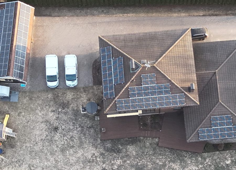 Maja ja kuuri katuse paneelide paigaldus drooni pilt